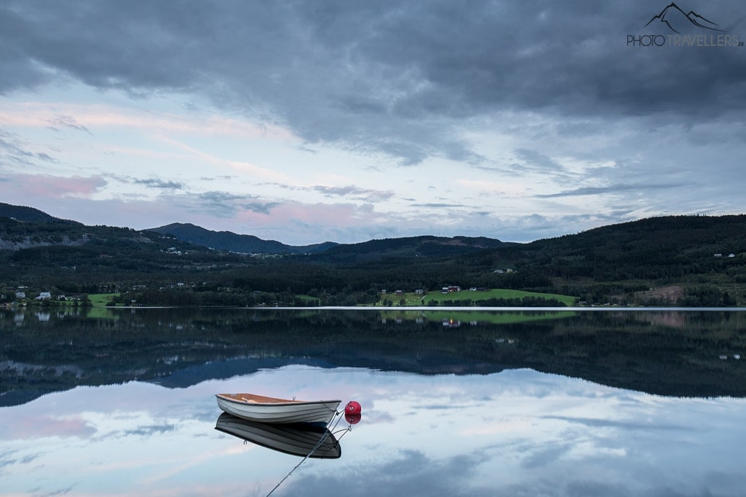Ein Boot auf einem See in Norwegen, aufgenommen mit der Canon EOS M50