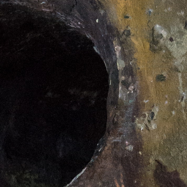 Der 100-Prozent-Ausschnitt des Fotos zeigt einen Teil des dunklen Lochs im Bunker, aufgenommen mit der Sony Alpha 5000