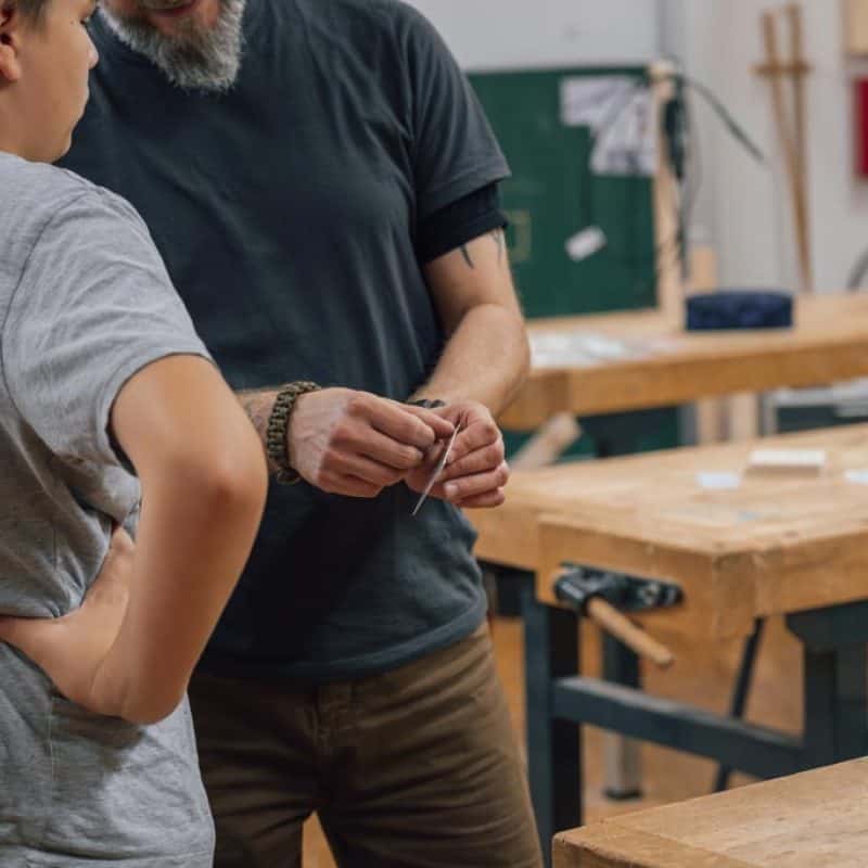Unterrichtsszene Werken, Jugendlicher mit Lehrer