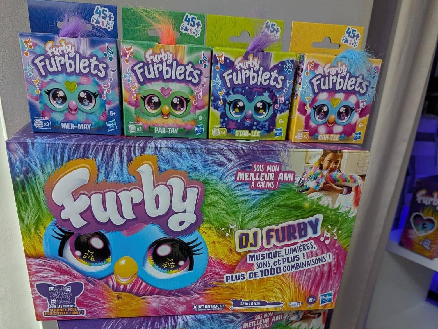 Furby Furblits – Jouet interactif et musical pour enfants avec autres animaux de compagnie câlins, en plusieurs couleurs vives, version moderne et ludique.