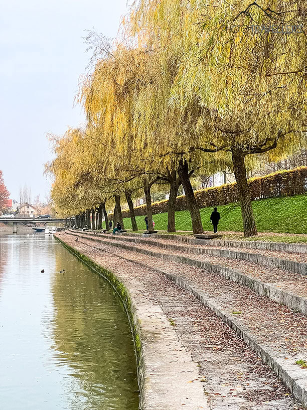 Die Treppen am Ufer des Flusses Ljubljanica