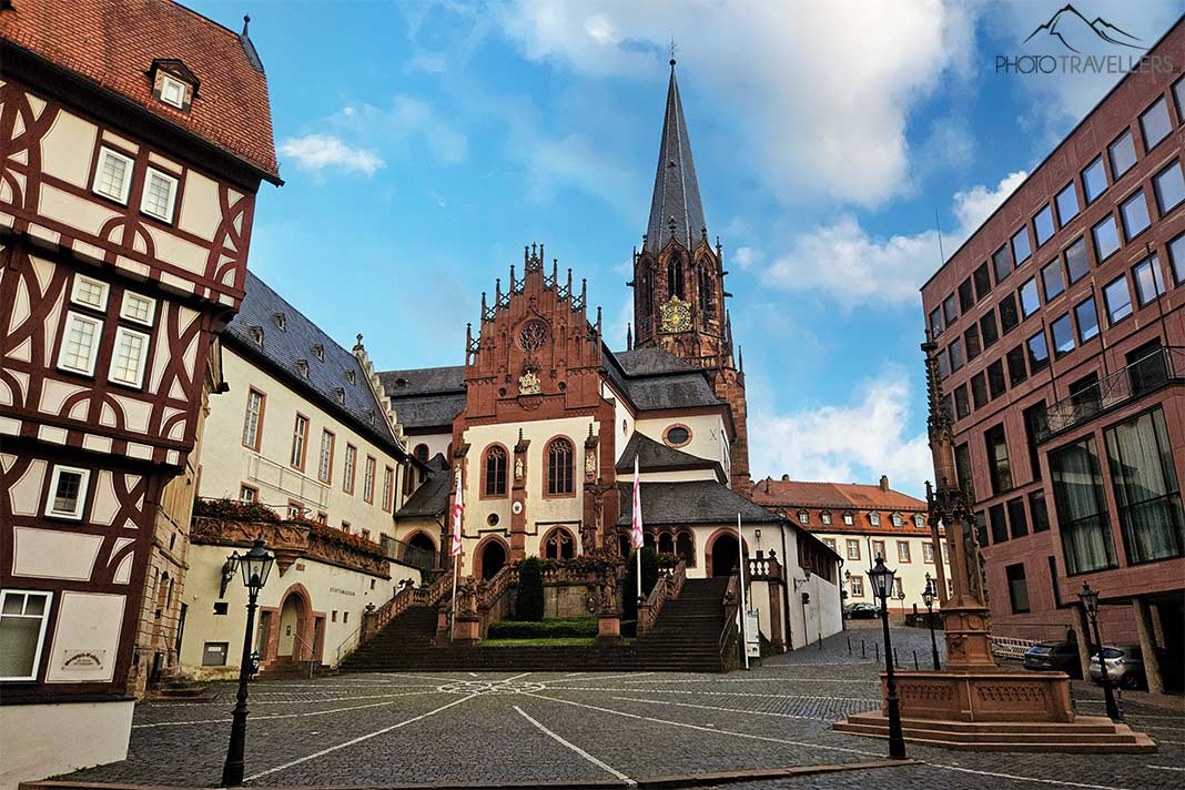 Der steinerne Turm der Basilika St. Peter und Alexander überragt das Kirchenschiff und die anderen Gebäude rund um den gepflasterten Vorplatz