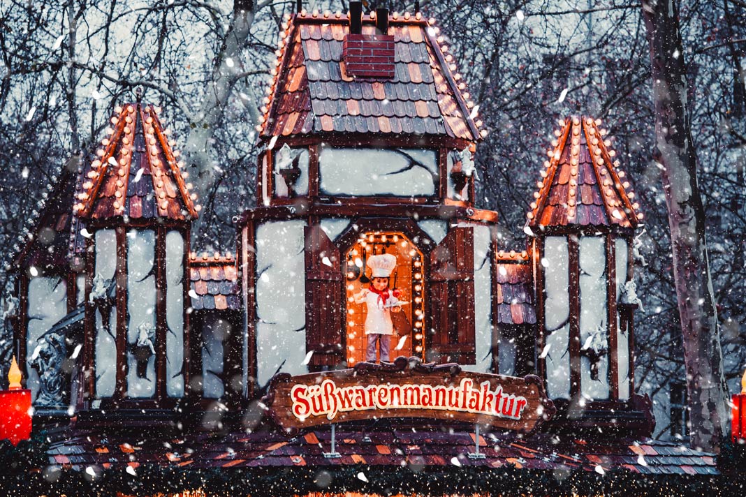 Blick auf die Zuckermanufaktur auf einem Hamburger Weihnachtsmarkt in der Innenstadt