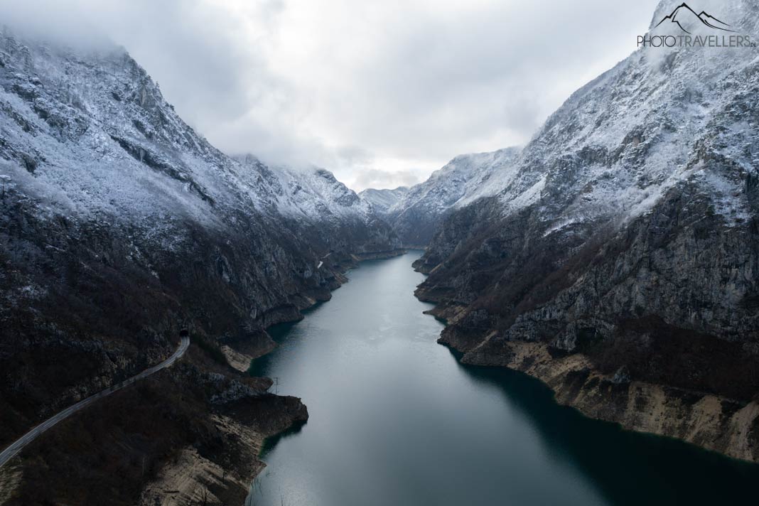 Der Piva-Stausee in Montenegro im Winter aus der Luft