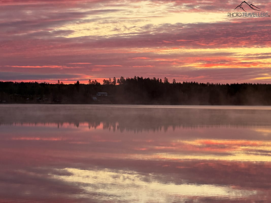 Ein See im Morgenlicht in Finnland, aufgenommen mit der 4x-Kamera vom iPhone 17 Pro