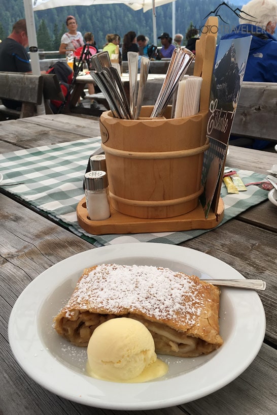 Ein Apfelstrudel auf der Terrasse der Ehrwalder Alm