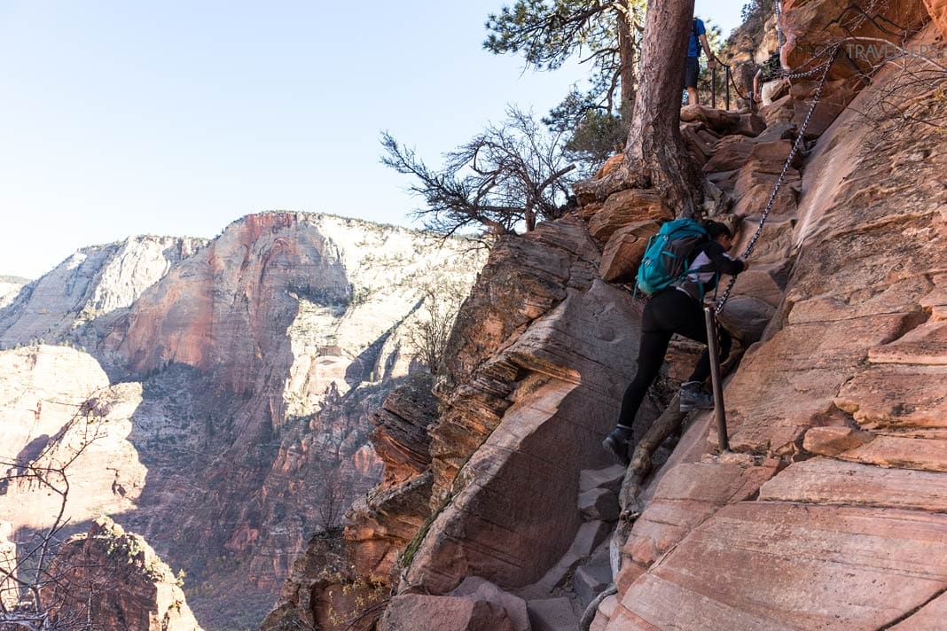 Reisebloggerin Biggi Bauer an einer steilen, mit einer Kette gesicherten Stelle auf dem Steig zu Angels Landing