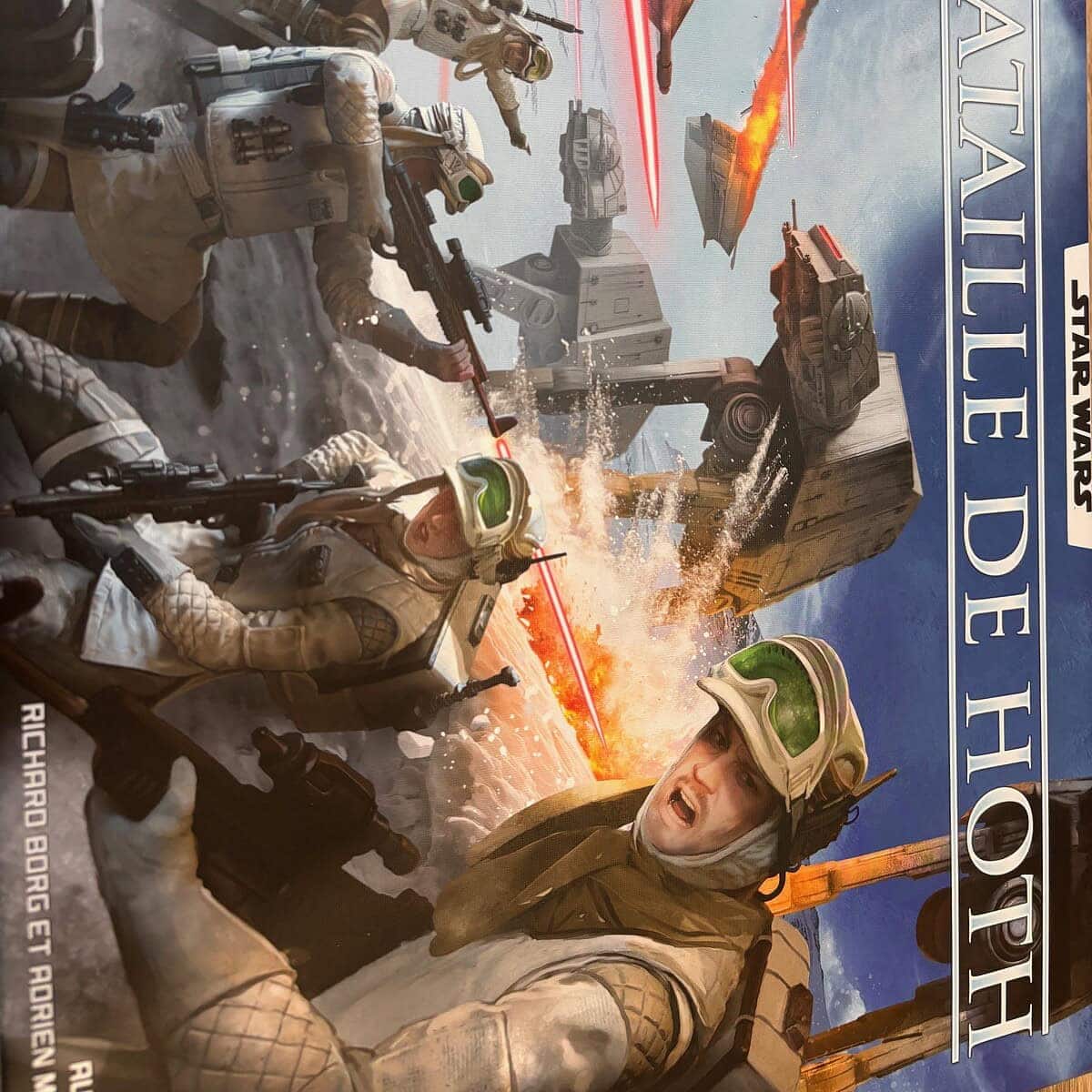 Explosions et bombardements lors d'une bataille épique dans l'univers de Star Wars, avec des soldats en action, des vaisseaux spatiaux en combat et un décor futuriste chargé d’effets visuels intenses.