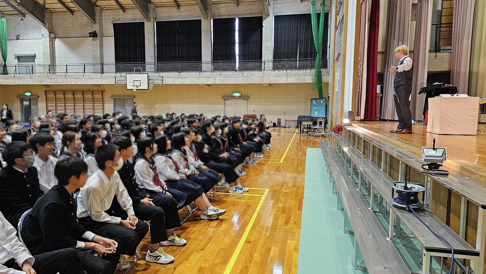 学校公演・芸術鑑賞会でマジックショー: 子供たちに伝えるメッセージ 3 体育館のステージでマジックショーを公演するプロマジシャン「コンプレッサー」
