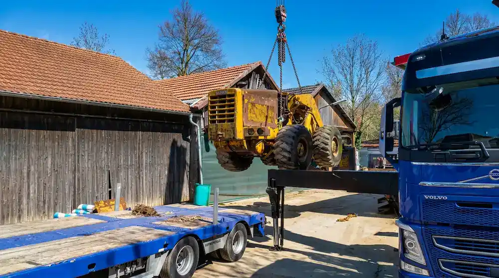 Bergung eines historischen Radladers mit Transport zum Restaurator.