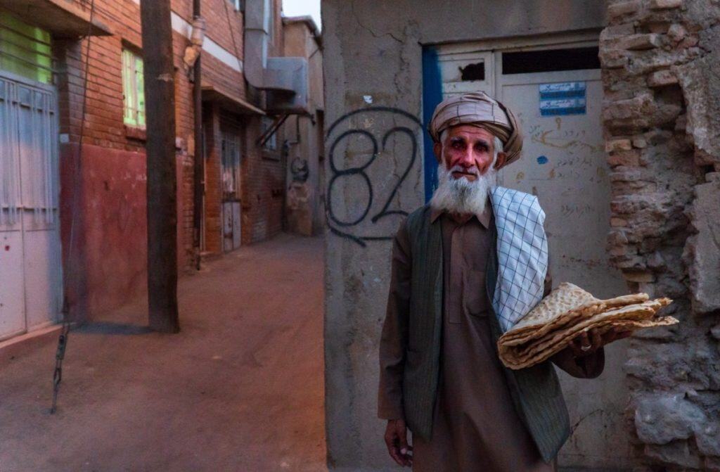 mężczyzna z chlebem w shirazie w iranie