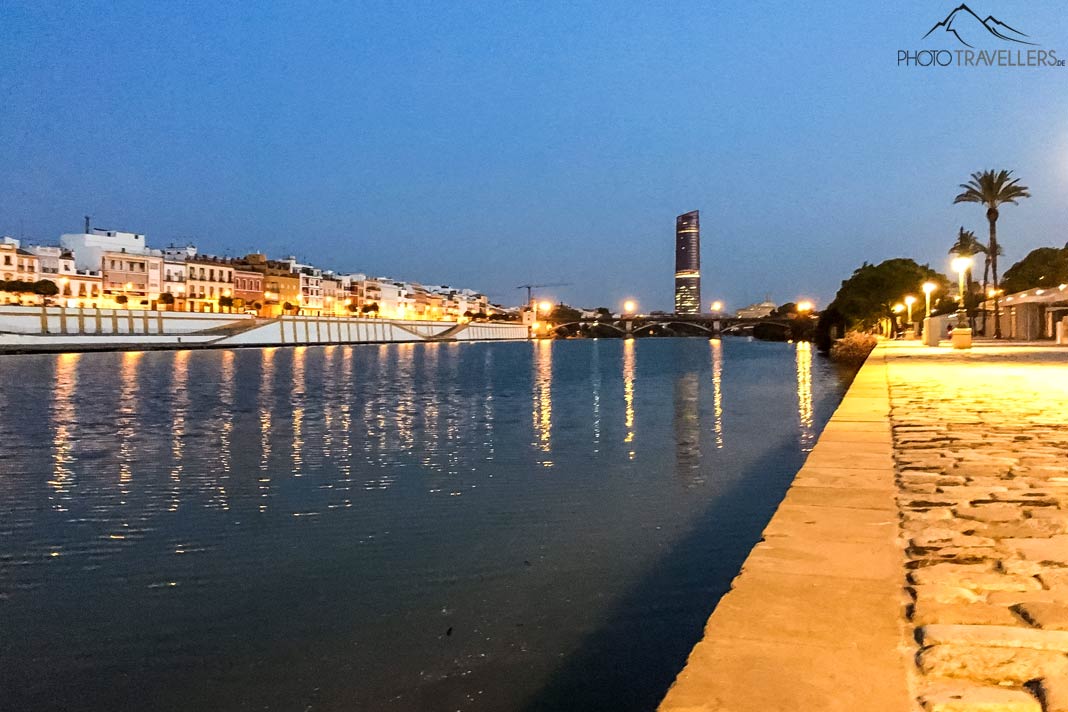 Blick auf das Stadtviertel Triana bei Nacht
