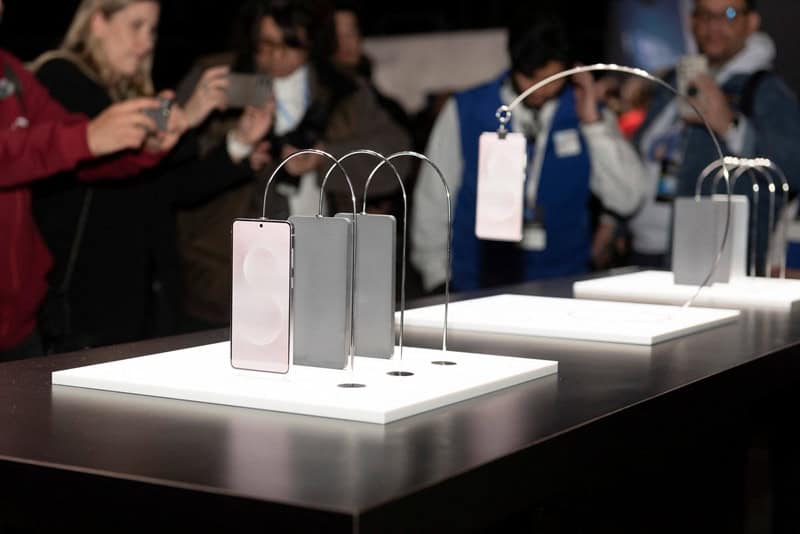 People take pictures of the Galaxy S25 Edge smartphone during the Samsung Galaxy Unpacked 2025 winter event in San Jose, California, U.S., January 22, 2025. REUTERS/Laure Andrillon/2025-01-23 07:43:52/