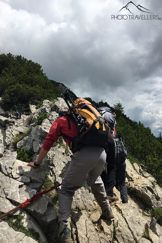 Zwei Teilnehmer der Wanderleiter-Ausbildung auf dem Gipfelgrat der Aiplspitz