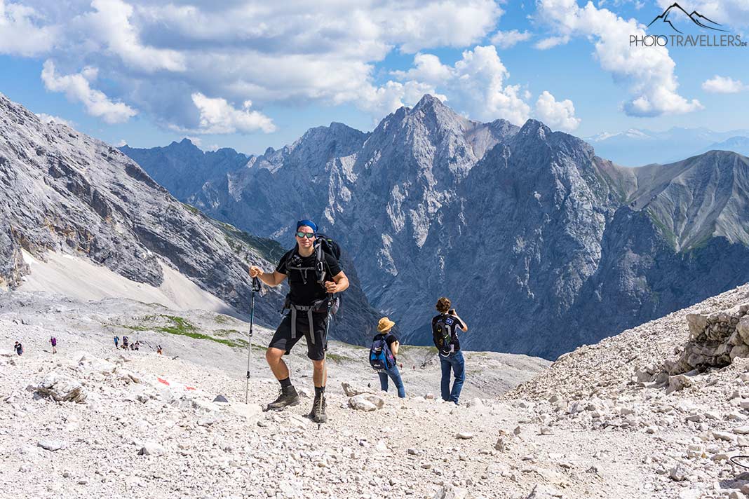 Reiseblogger Florian Westermann beim Aufstieg über das Zugspitzplatt