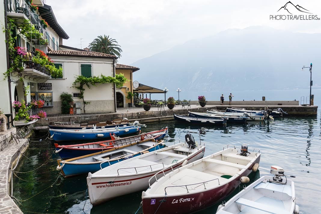 Bunte Ruderboote im kleinen Hafen von Limone am Gardasee