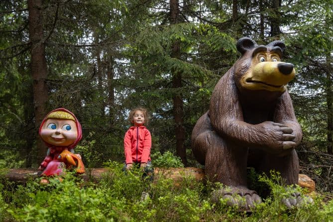 personaje masa si ursul Muntele Basmelor