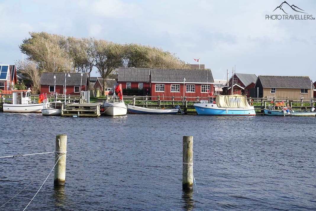 Rote Häuser und kleine Boote am Hafen von Ringkøbing