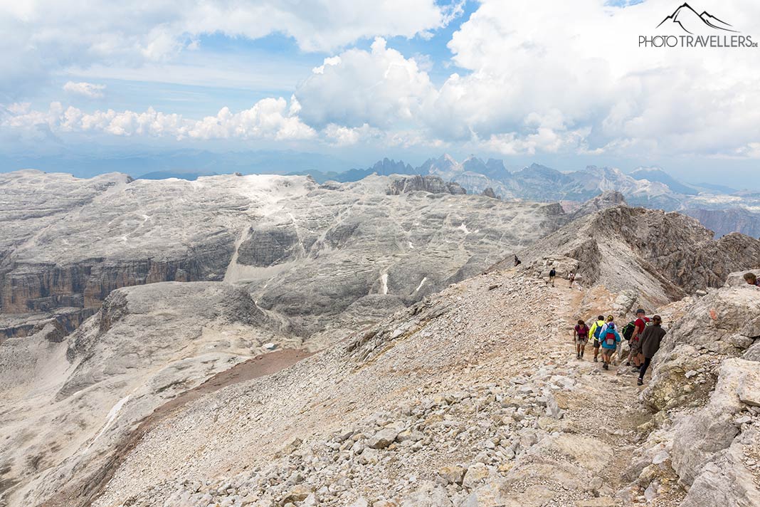 Mehrere Wanderer steigen den Weg vom Piz Boè zum Rifugio Boè ab
