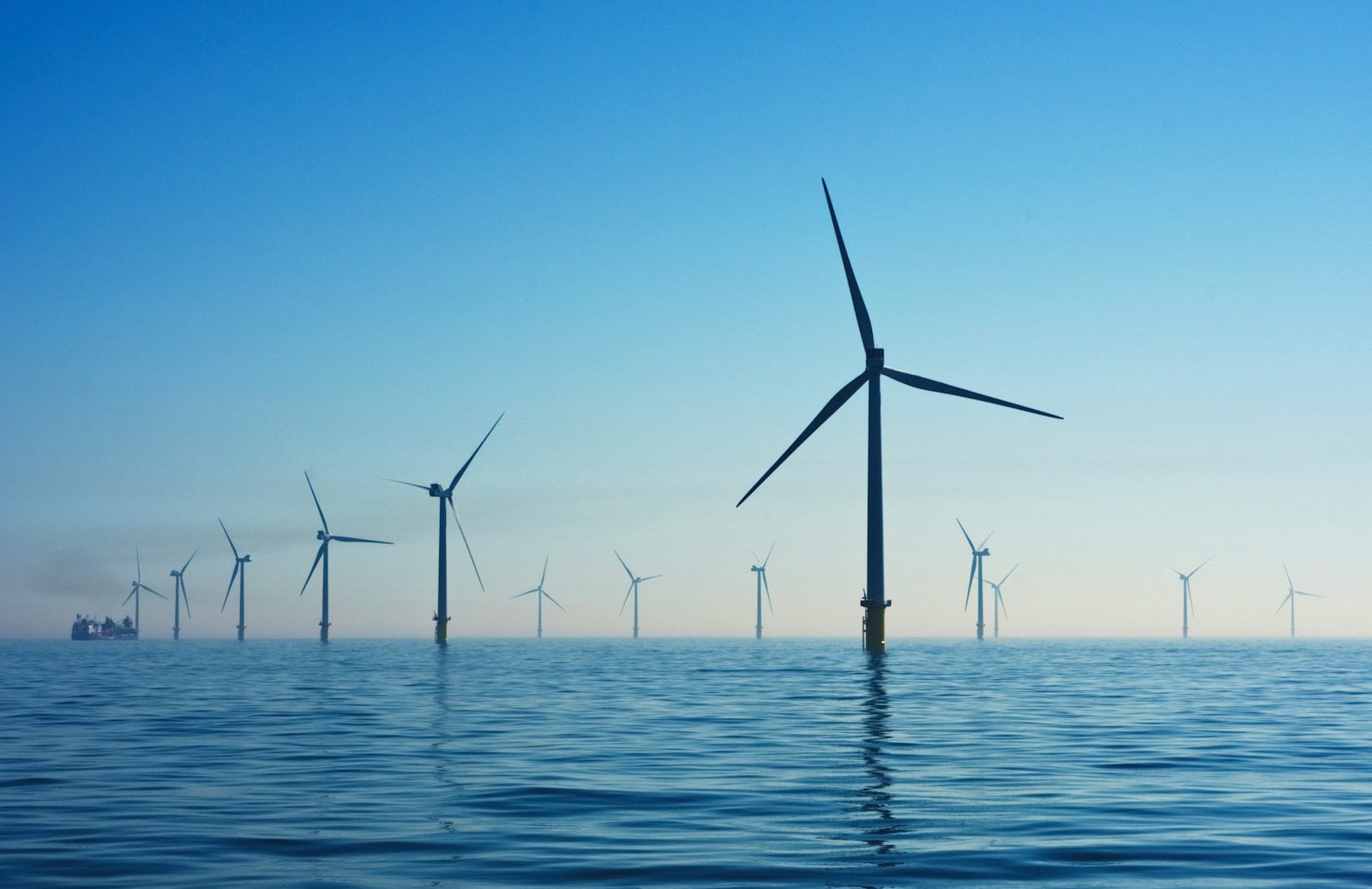 Energieinfrastruktur – Offshore & OnshoreDie Energiebranche stellt höchste Anforderungen an Sicherheit, Beständigkeit und Verfügbarkeit – besonders in rauen Umgebungen wie Offshore-Windparks, Umspannwerken oder Energiezentralen.ETEC liefert maßgeschneiderte Anschlusskästen, Edelstahlgehäuse und Überwachungstechnik, die speziell für diese Einsatzbereiche entwickelt wurden