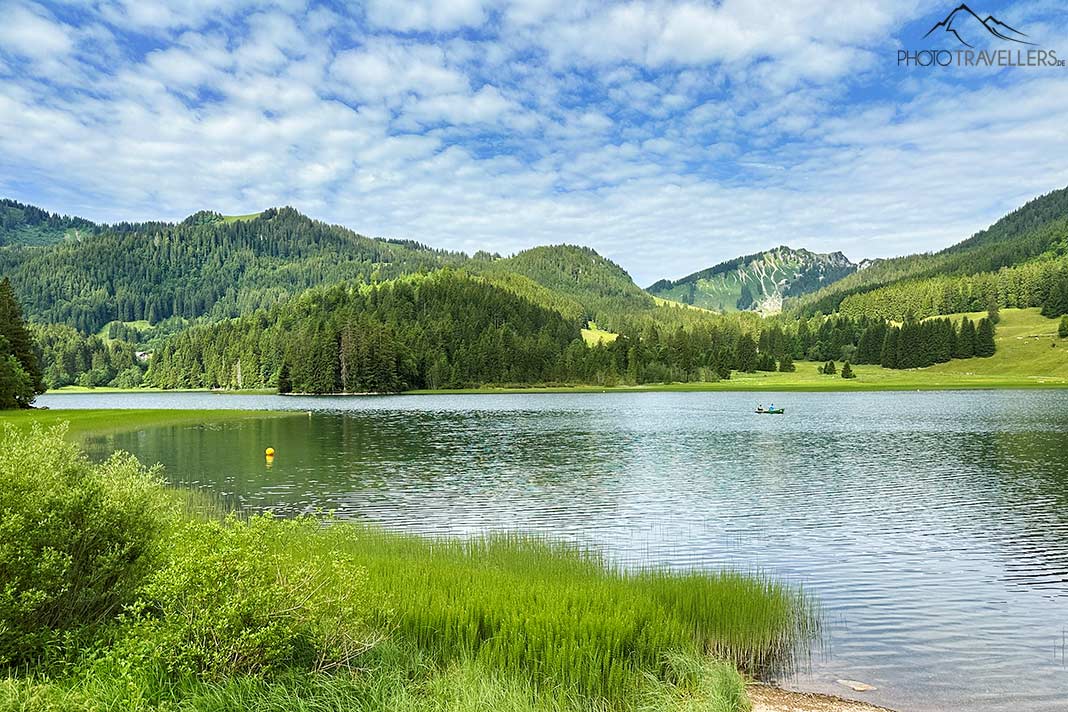 Der Blick über den Spitzingsee, dahinter die Berge