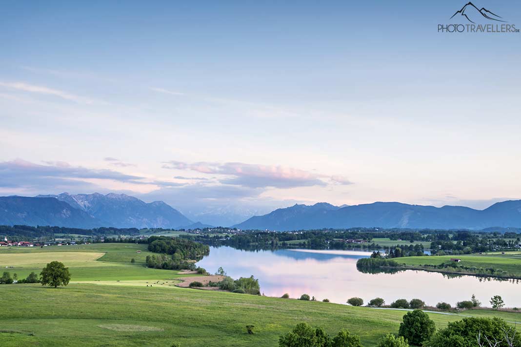 Der Blick auf den Riegsee mit den Alpen im Hintergrund