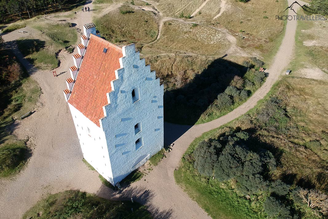 Die versandete Kirche St. Laurentius in Skagen aus der Luft
