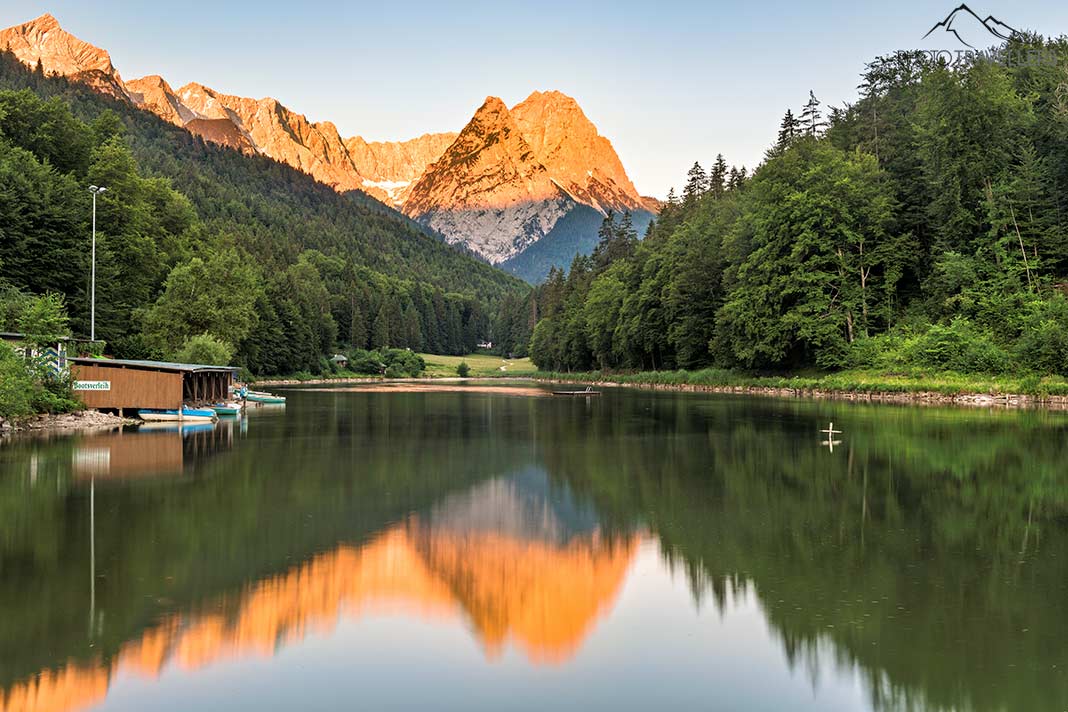 Der Rießersee mit den von der Abendsonne angestrahlten Bergen