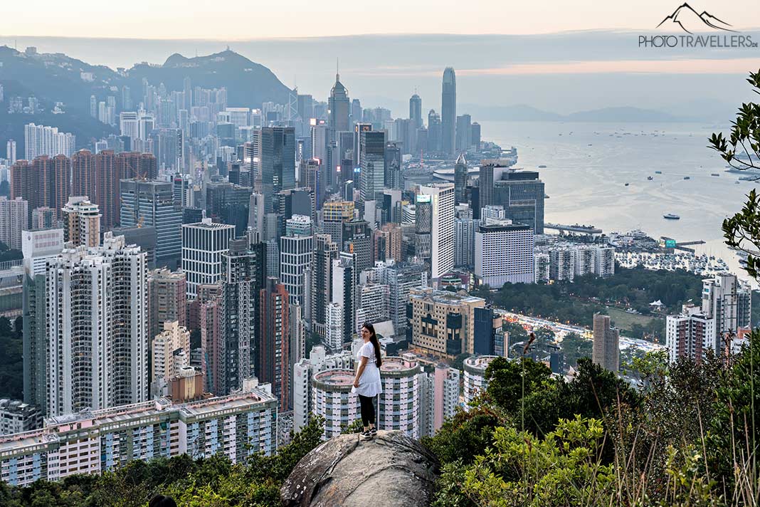 Reisebloggerin Biggi Bauer am Braemar Hill mit Blick auf Hongkong