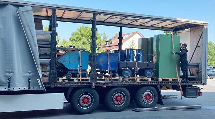 Bild von LKW mit Material für Dachdecker