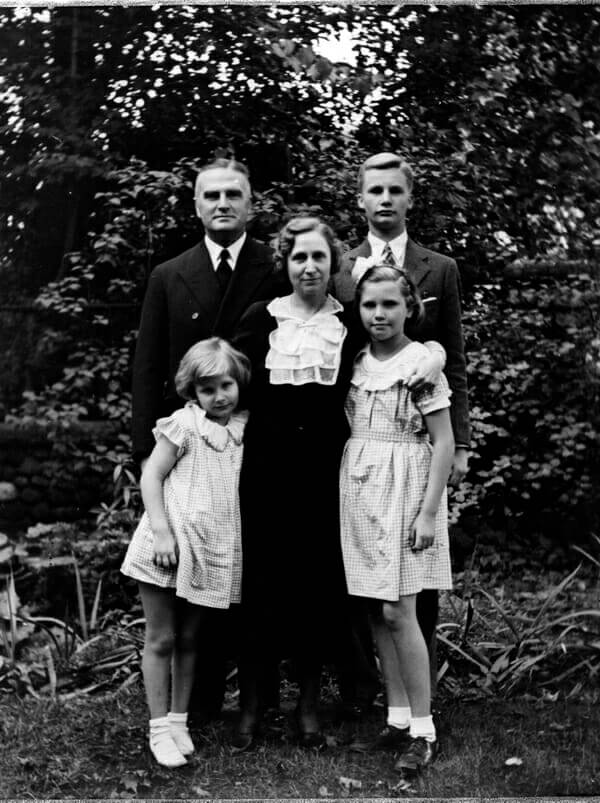 gertrude oliver and family Family portrait in vintage photo, black and white, historical photography, family history, early 20th century family.