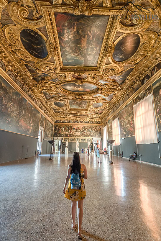 Reisebloggerin Biggi Bauer mit einem gelben Kleid im goldenen Saal des Dogenpalasts in Venedigs