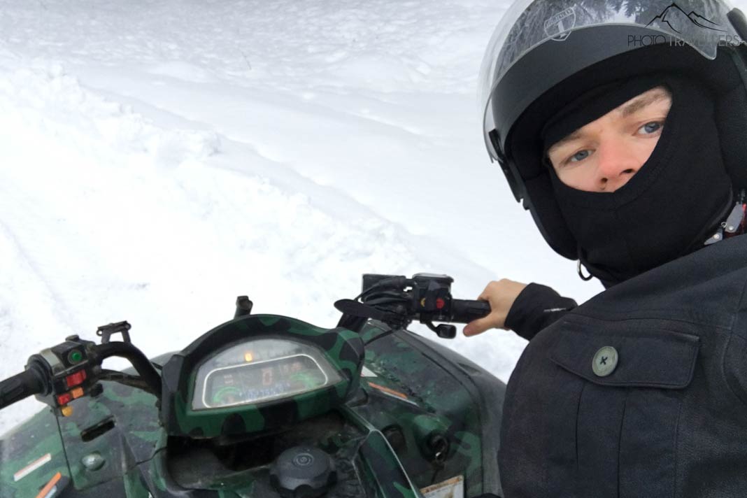 Reiseblogger Florian Westermann auf einem Quad im Winter