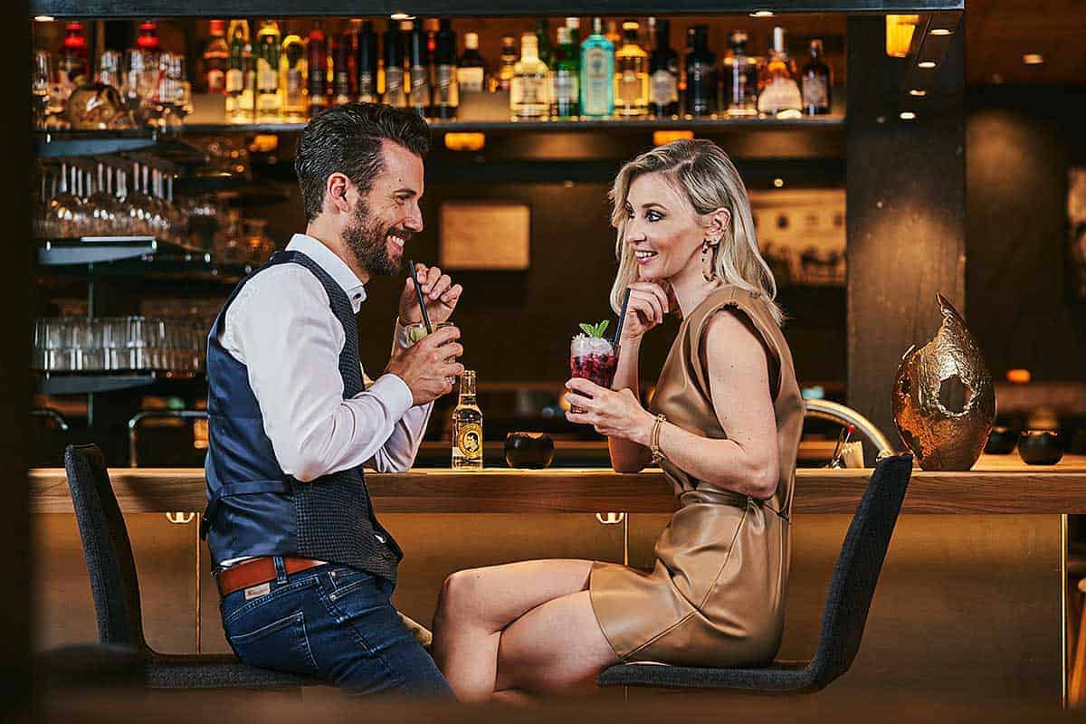 Paar trinkt leckere Cocktails an der Hotelbar