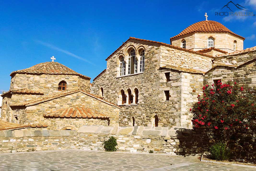 Die berühmte Wallfahrtskirche Ekatontapiliani setzt sich aus verschachtelten Bauwerken aus altem Gestein zusammen