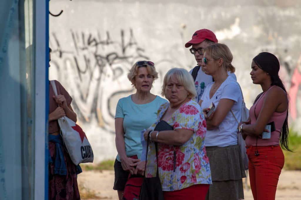kolejka ludzi po karty do internetu na Kubie