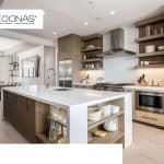 Cocina moderna con techo alto y espacio abierto, destacando la amplitud visual y la circulación de aire natural para un ambiente fresco y luminoso.