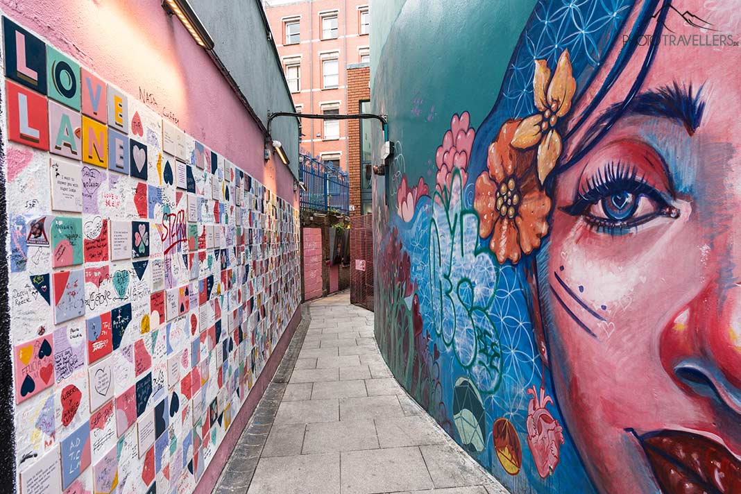 Die mit Graffiti bunt verzierte Wand in der Love Lane in Dublin
