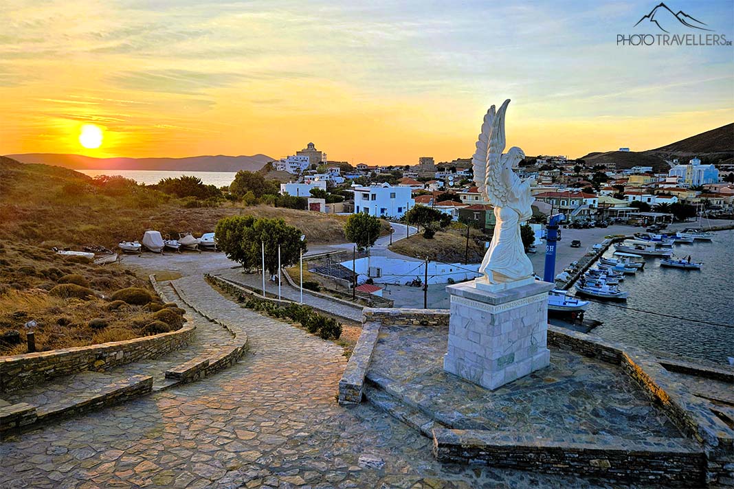 Statue des Ruhms in Form eines geflügelten Engels aus Marmor vor dem Sonnenuntergang auf Psara