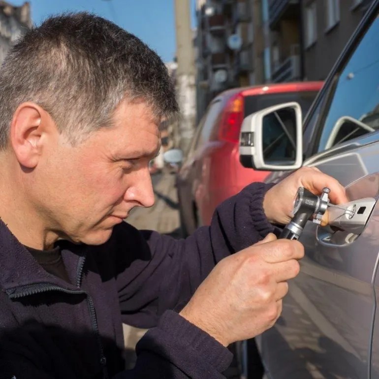 Awaryjne otwieranie drzwi – metody i zasady