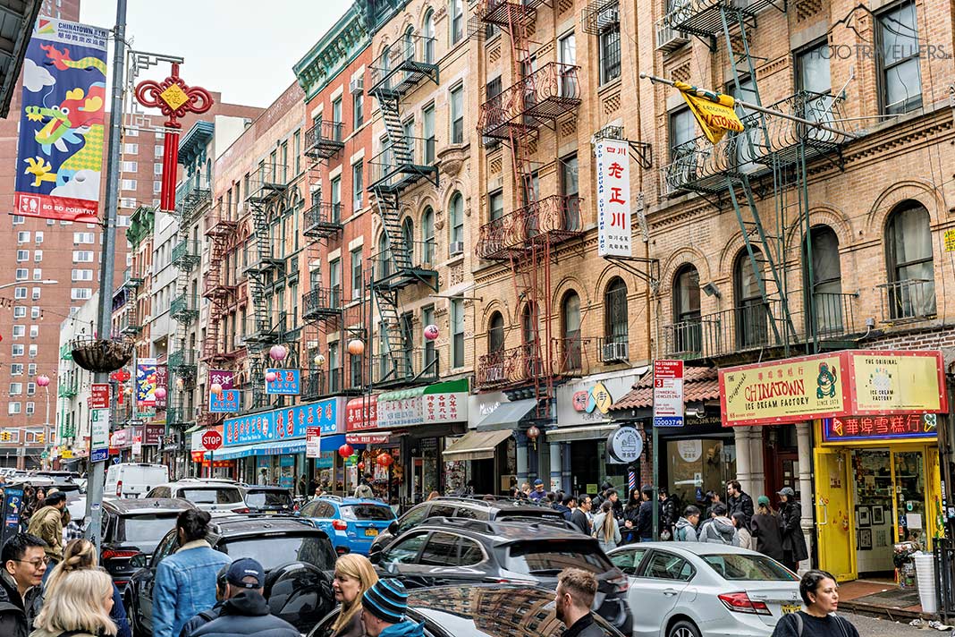 Eine lebhafte Straße in Chinatown in New York
