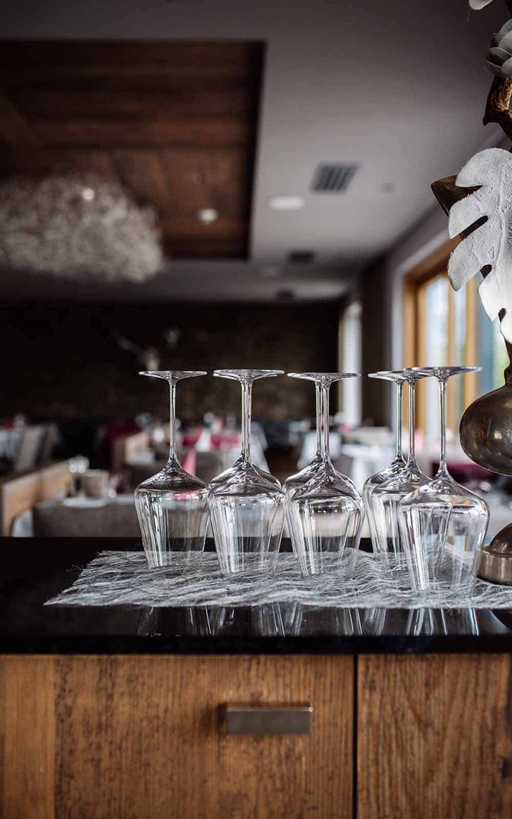 Weingläser auf einer Anrichte in unserem Restaurant