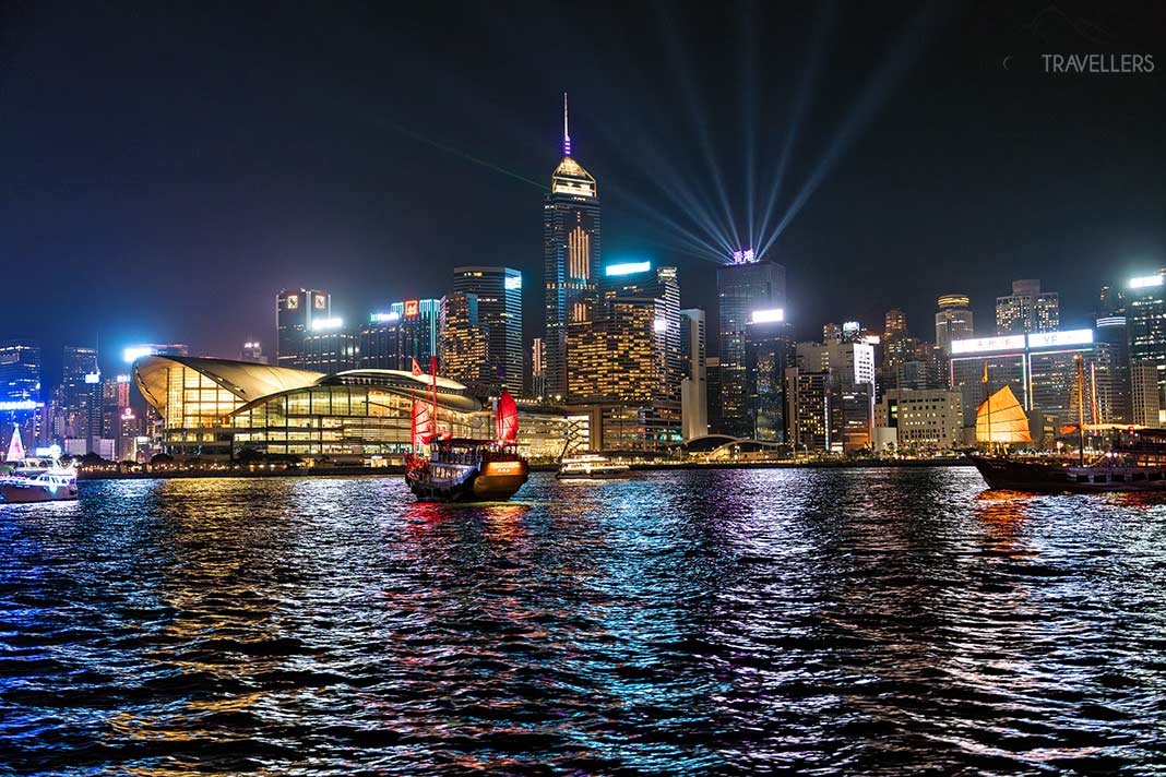 Die Lichtshow zur Symphony of Lights im Victoria Harbour in Hongkong