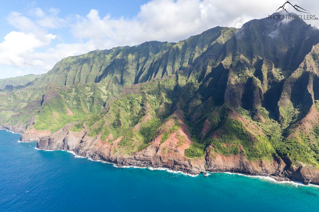 Der Blick aus dem Helikopter auf die Nā Pali Coast auf Kauai