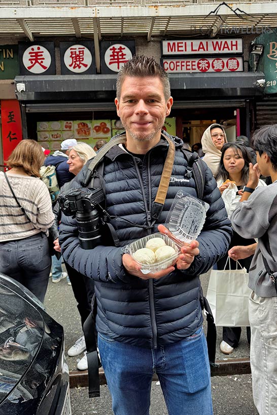 Reiseblogger Florian Westermann vor dem Imbiss Mei Lai Wah in Chinatown in New York