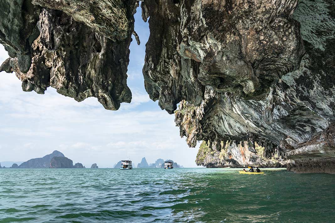 Ein Seekajak in einer Höhhe auf Phanak Island