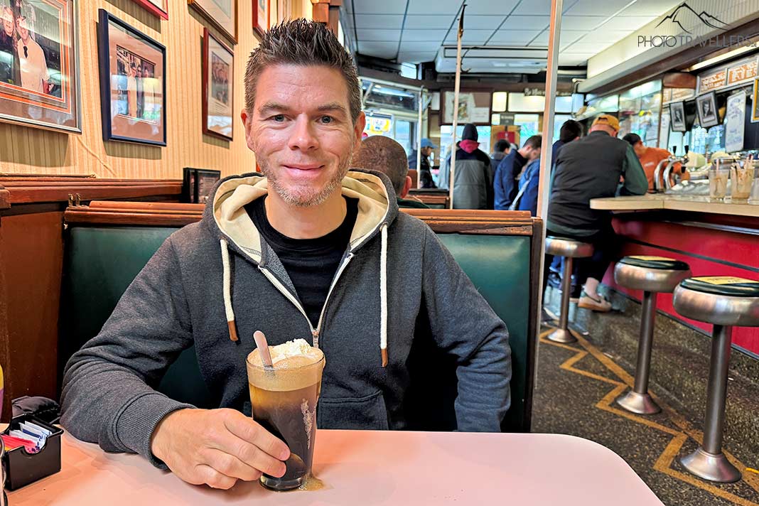 Reiseblogger Florian Westermann mit einem Float im Lexington Candy Shop in New York