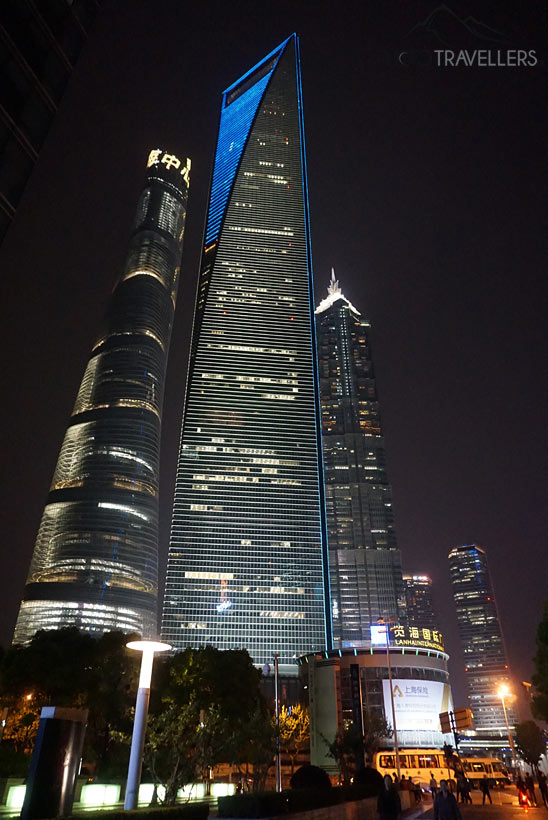 Der Blick von unten auf den Shanghai Tower und das Shanghai World Financial Center bei Nacht