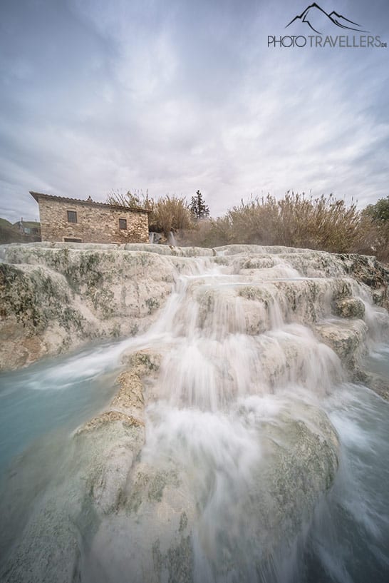 Ein Wasserfall bei der Cascate del Mulino in Saturina