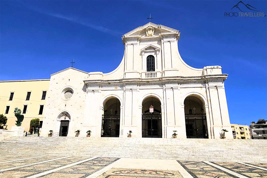 Die dreiteilige Basilika Nostra Signora besticht durch ihre helle neoklassizistische Fassada